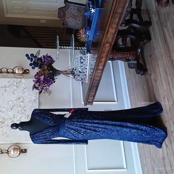 New Mac Duggal Embellished Midnight  Long Sleeves Gown. Size 4 - Picture 3 of 17